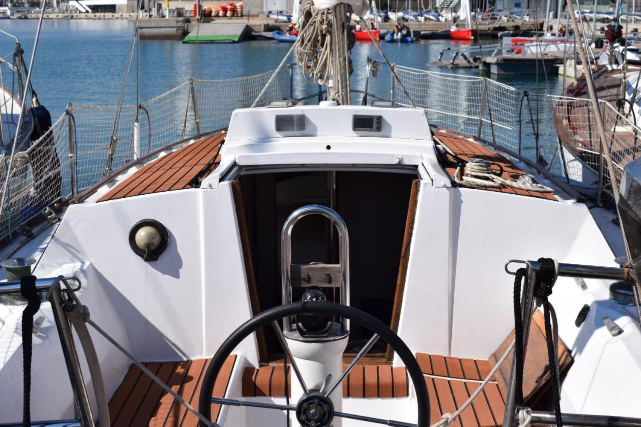 Velero En Puerto De Valencia - E&M Boats Hotel Luaran gambar